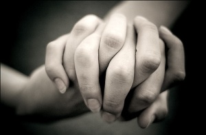 مصدر الصورة http://herryantiherman.wordpress.com/2010/12/15/holding-hands-together/